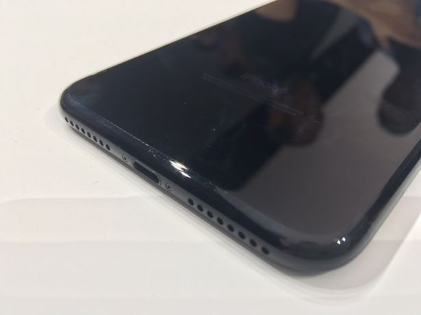 Фото iPhone 7 в цвете черный оникс