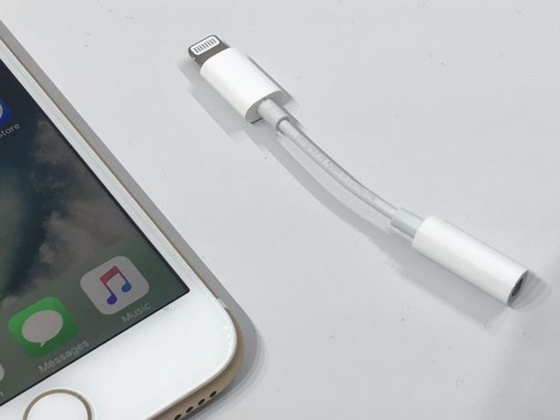 Обзор iPhone 7: фото переходника на 3,5 мм разъем для наушников с lightning